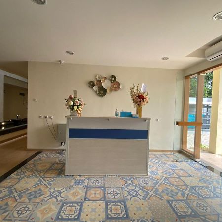 The Home Srengseng Jacarta Exterior foto